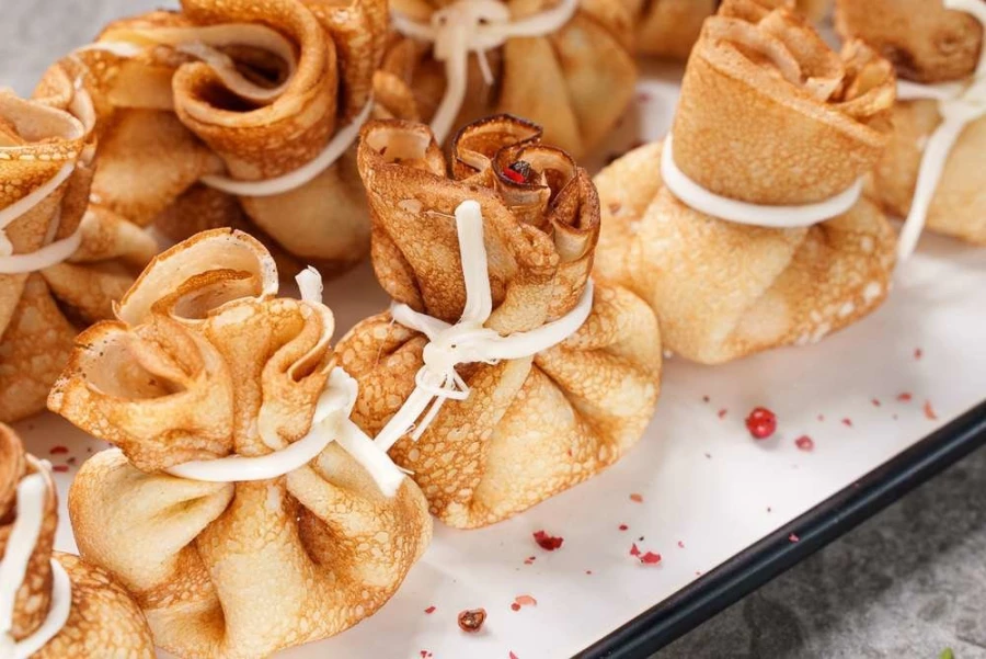 Мешочек блинный с семгой и шпинатом 10 шт.