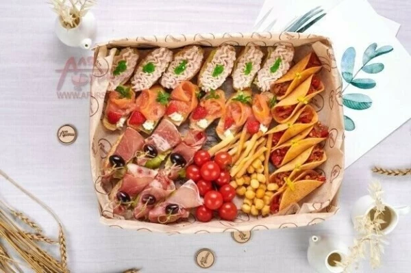 Брускетта (12шт. брускетт, 6шт. Такос, сыр Чечил, помидоры Черри)