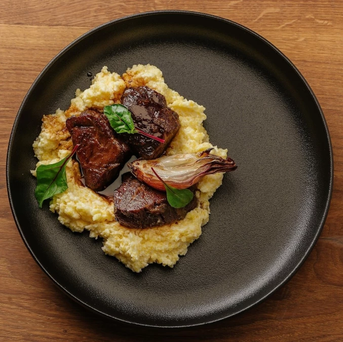 Щечки говяжьи томленые с кукурузной кашей