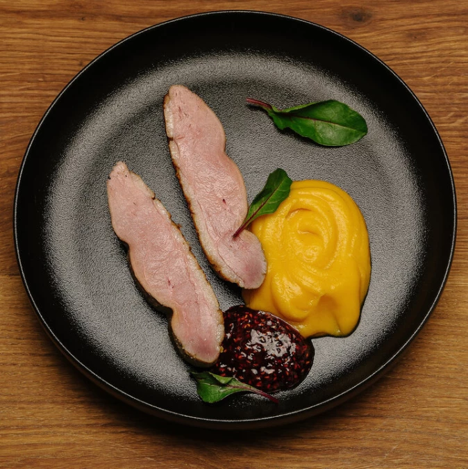 Утиная грудка с кремом из тыквы и ягодным соусом