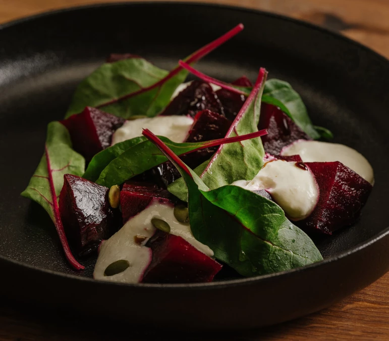 Салат с томленой свеклой и козьим муссом