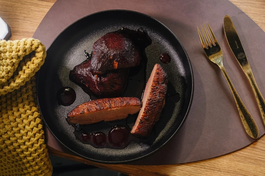 утиная грудка с карамелизированной грушей