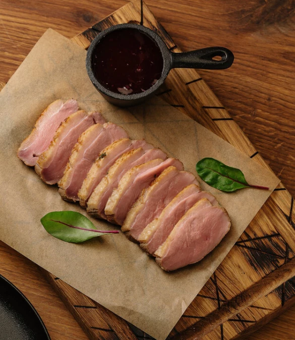 Утиная грудка с брусничным соусом