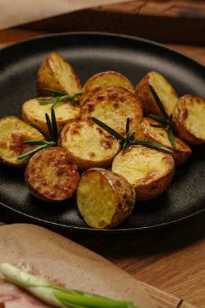 Картофель жаренный с розмарином и чесноком 