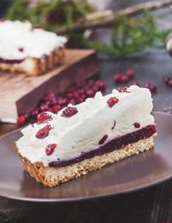 Брусничный торт с белым шоколадом