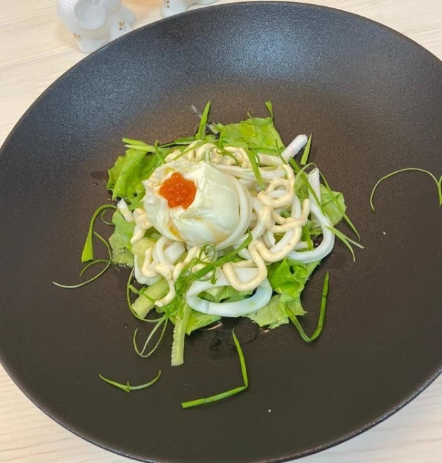 Салат с дальневосточным кальмаром