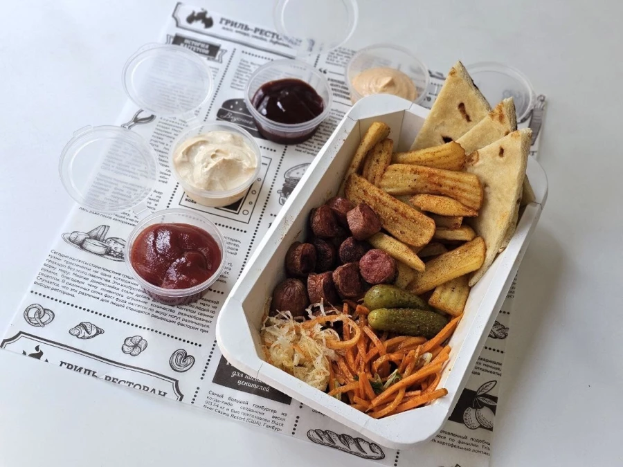 Говяжья колбаска и стрипсы картофельные