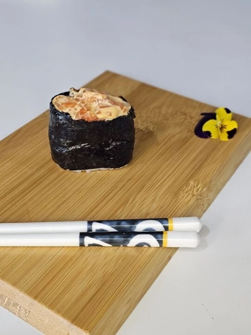 Гункан острый с лососем