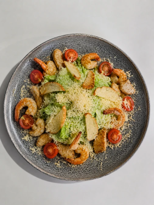 Цезарь с креветкой и курицей