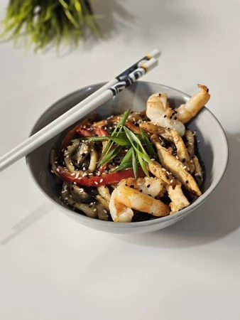 Wok сливочный с креветкой и курицей