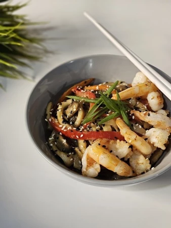 Wok сливочный с креветкой