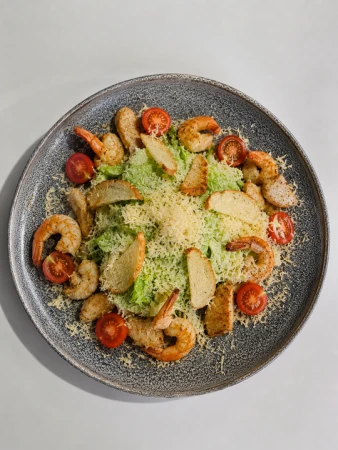 Цезарь с креветкой и курицей