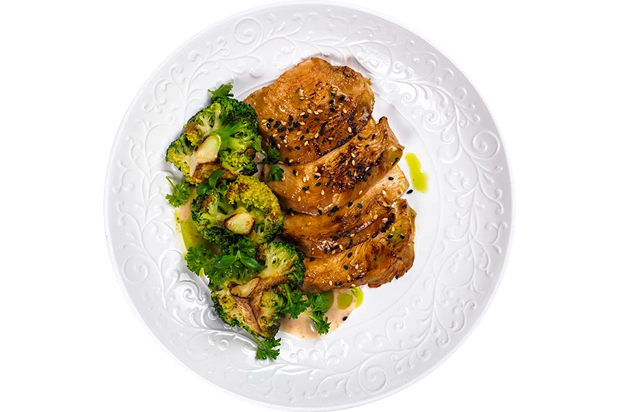 Филе цыпленка с брокколи в ореховом соусе 
