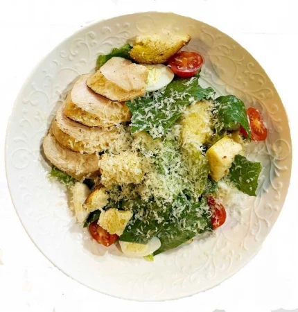 Салат Цезарь с куриной грудкой