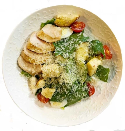 Салат Цезарь с куриной грудкой