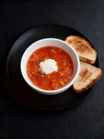 Щи со сметаной и жареными тостами