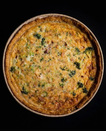 Киш с красной рыбой и брокколи