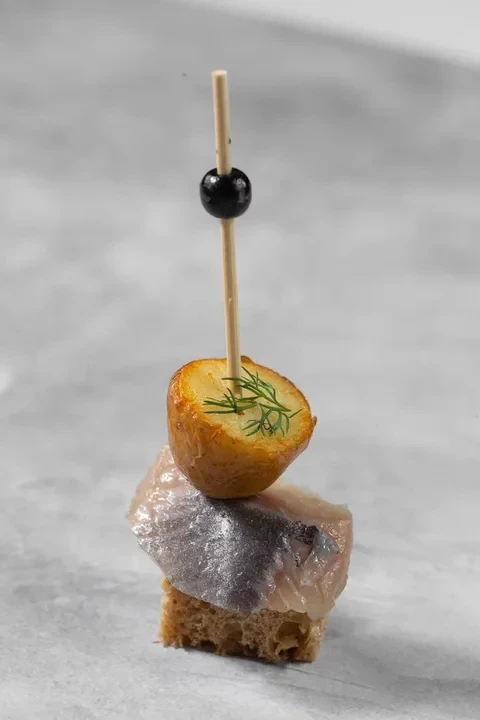 Канапе с сельдью и картофелем 