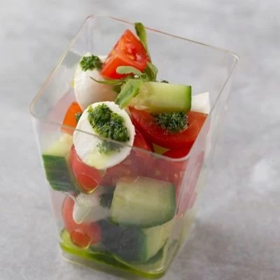 Салат из овощей с Моцареллой и соусом Песто 