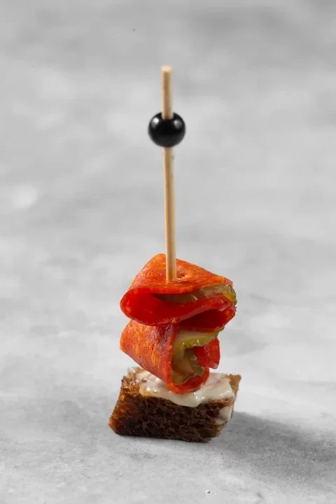 Канапе с пепперони и маринованным огурцом 
