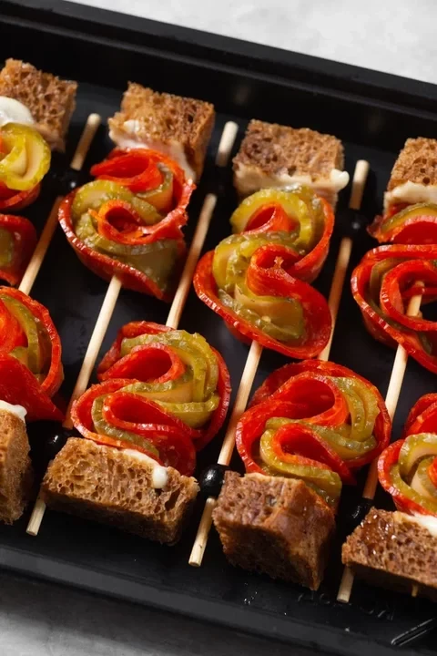 Канапе с пепперони и маринованным огурцом 