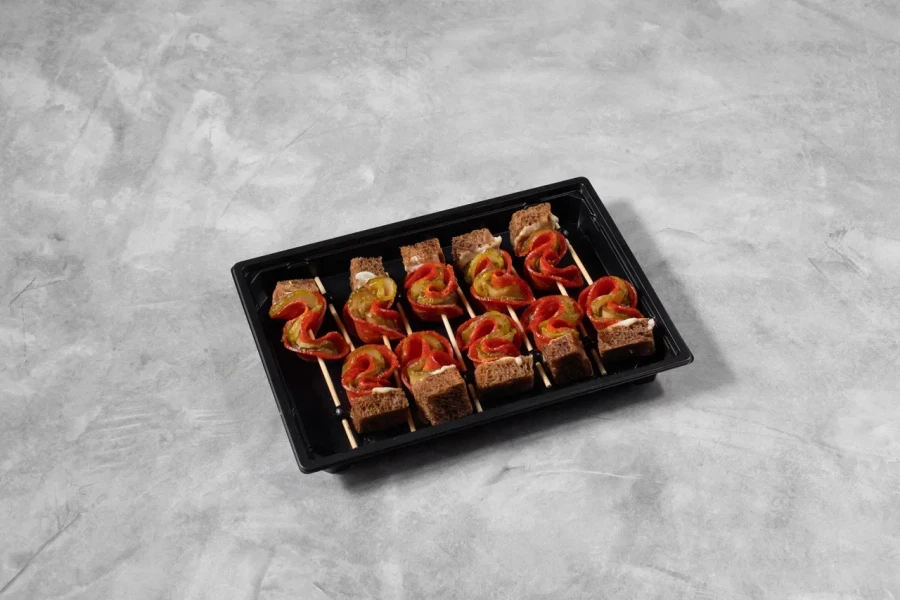 Канапе с пепперони и маринованным огурцом 