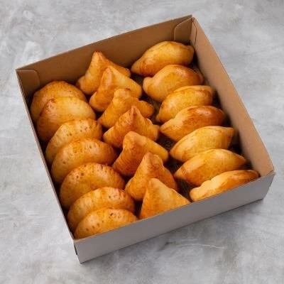 Ассорти пирожков с яйцом, с мясом, с яблоком 