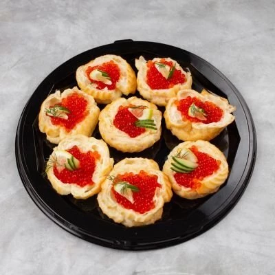 Профитроли с красной икрой и сливочным маслом