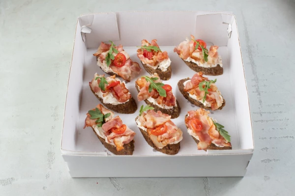 Брускетта с хрустящим беконом и сливочным сыром 