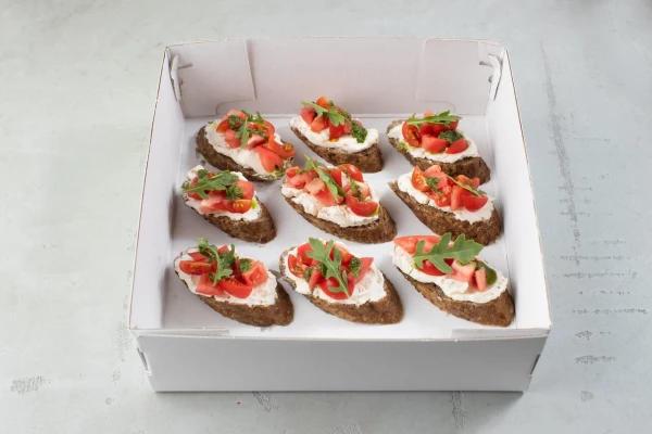 Брускетта с творожным сыром и сладкими томатами 