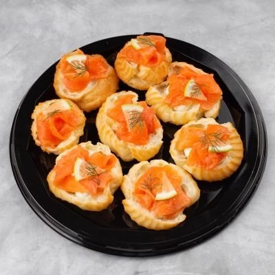Профитроли с творожным сыром и лососем 