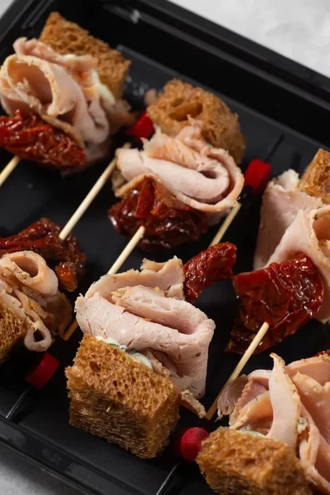 Канапе с бужениной и вялеными томатами