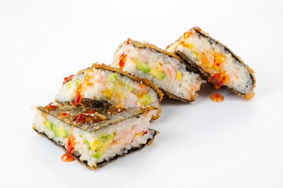 Сэндвич-ролл с креветкой, авокадо и тайским соусом