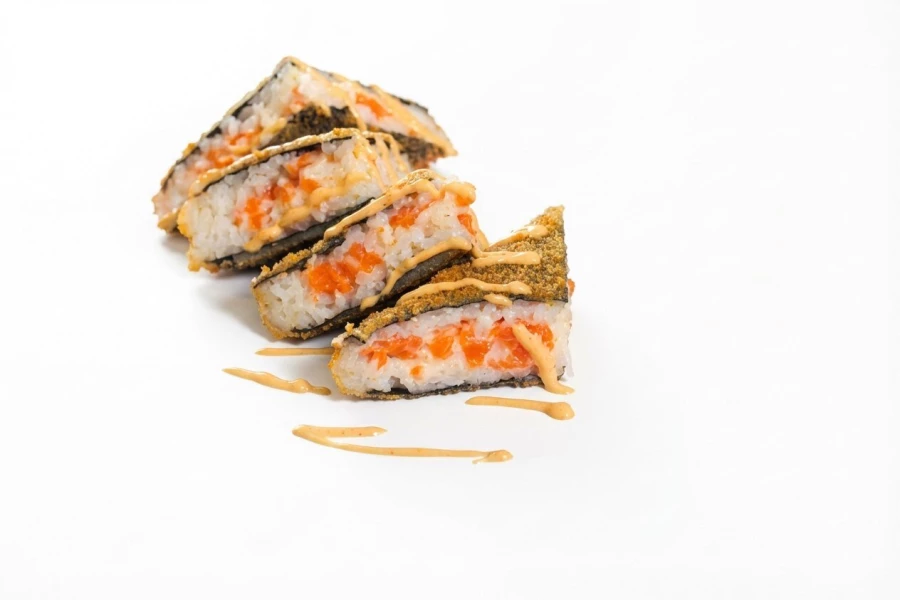 Сэндвич-ролл с лососем, крабом и спайси-соусом