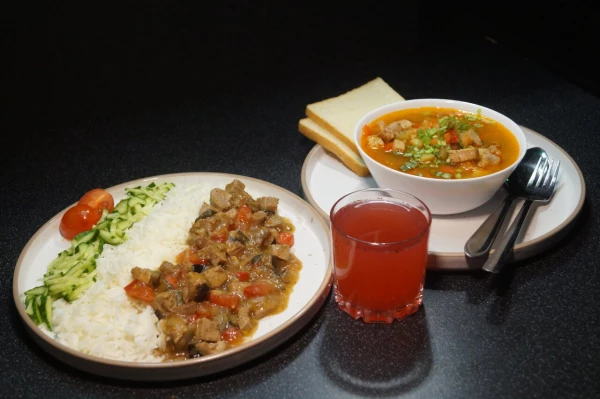 Овощной суп минестроне с мясом+ рагу из свинины с рисом.