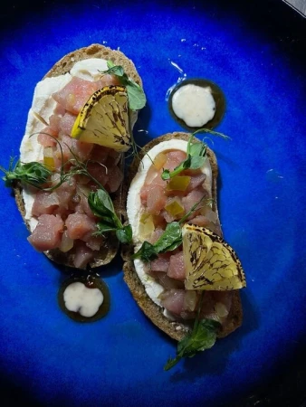 БРУСКЕТТА с тунцом и каперсами