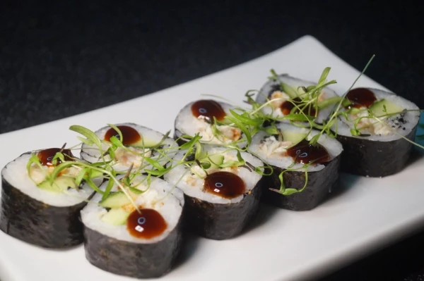 МАКИ РОЛЛ  с угрем