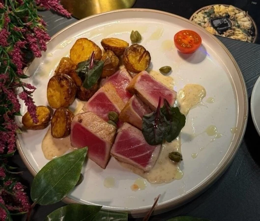 ТУНЕЦ ТАТАКИ c орехово-цитрусовым соусом