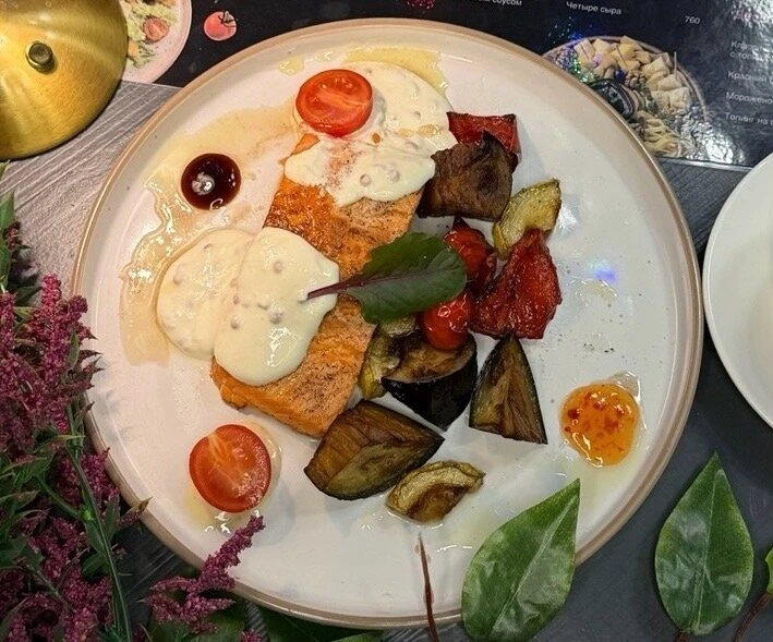 Стейк из лосося с икорным соусом, запечёнными овощами и тимьяном