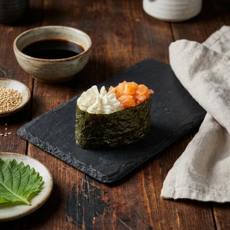 С КОПЧЕНЫМ ЛОСОСЕМ И СЫРОМ СУШИ