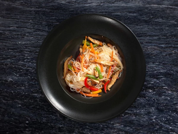 Wok с овощами и соусом