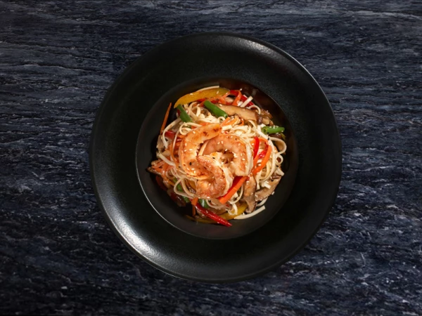 Wok с креветкой и соусом