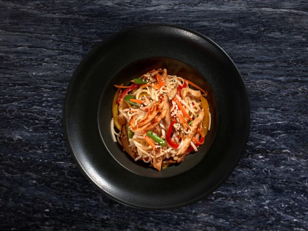 Wok с курицей и соусом