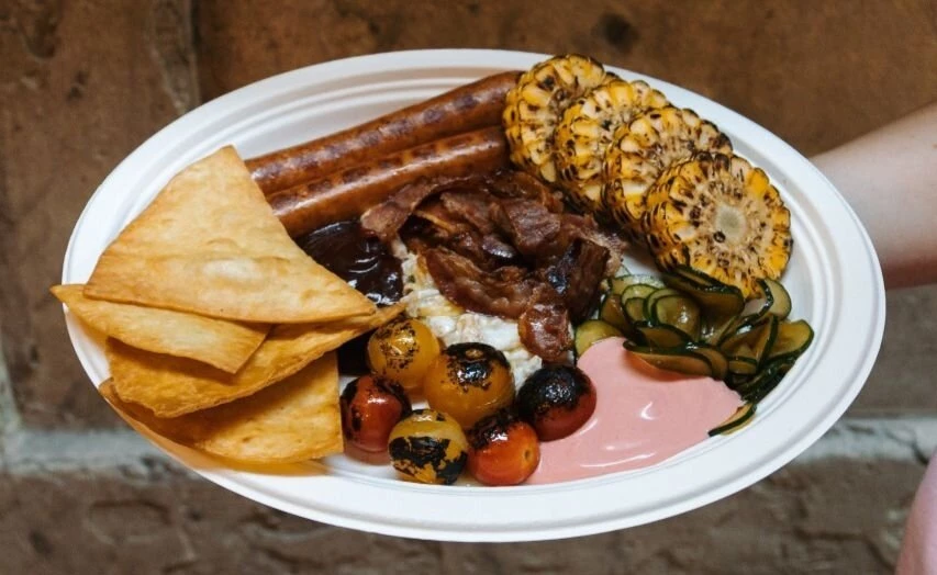 Завтрак с кукурузой и колбасками