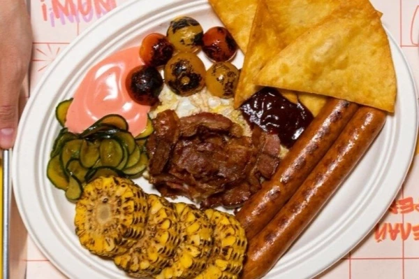 Завтрак с кукурузой и колбасками