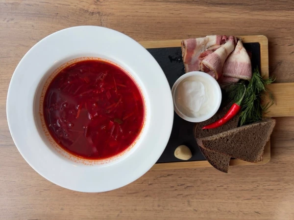 Кубанский борщ с говядиной и копчёным салом конины