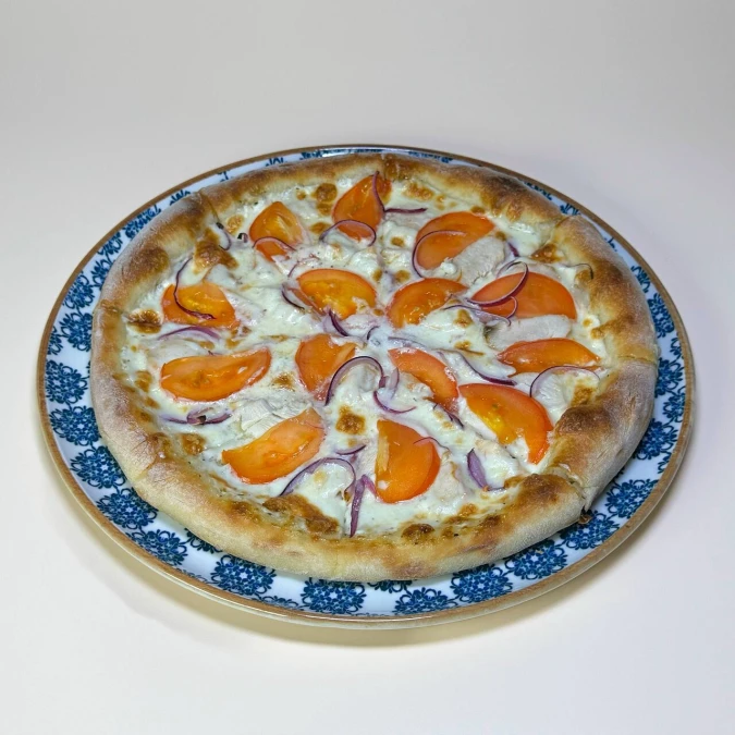 Пицца с куриным филе, луком и томатами