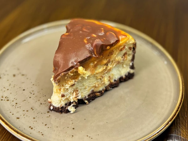 Чизкейк Сникерс