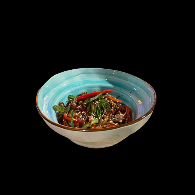 Соба с говядиной и овощами в остром соусе