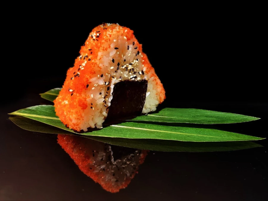 Онигири с лососем спайси